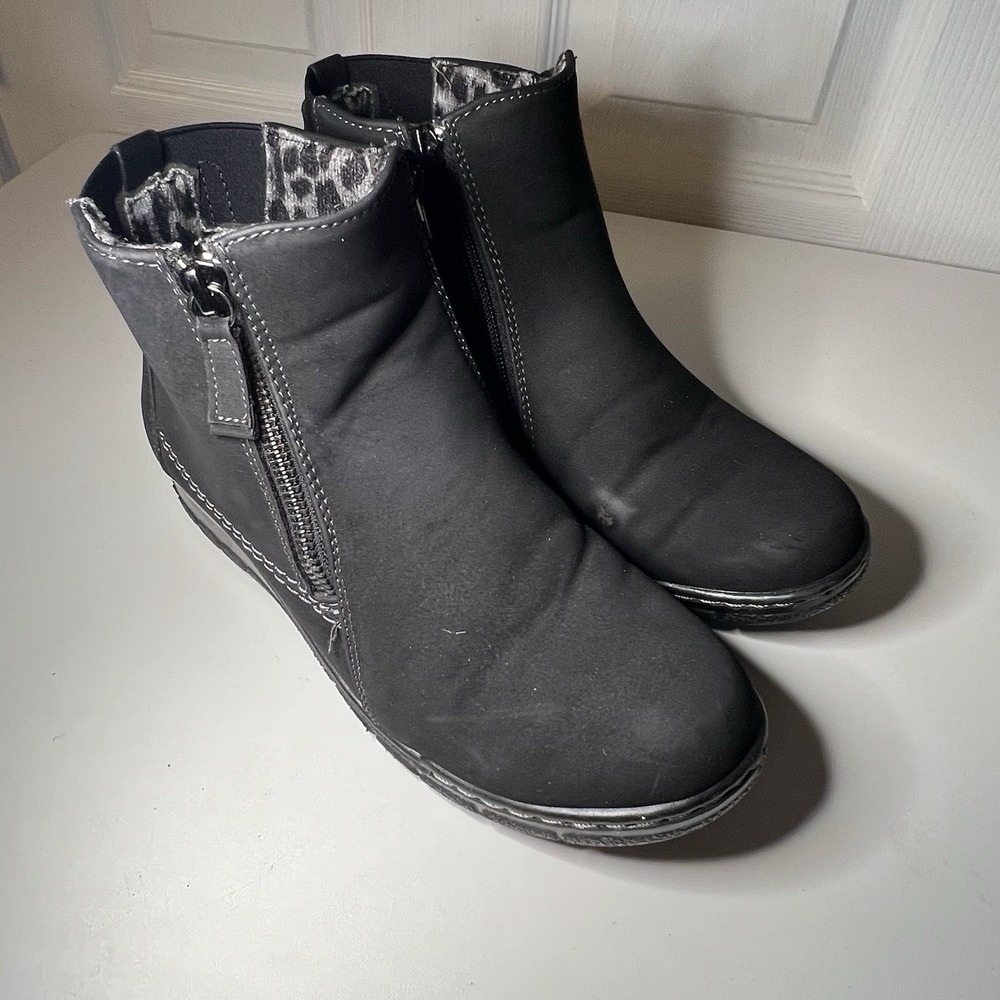 black ankle boot by Easy Street 6M